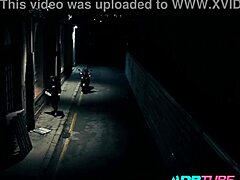 Follada En Plena Calle De Noche Leaves Wet Pussy Squirting In Outdoor Anal Fisting And Double Penetration