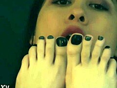 Oh come see me uh cumming hard with my pretty feet and toes out