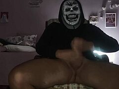 Anarchia Orrore E Porno - La Spia In Doccia E Poi Sborra E Piscia Segandosi Nella Sua Camera Da Letto Con Un Cazzo Enorme
