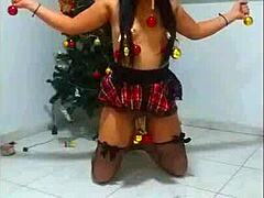 una esclava en navidad gets choked and bound while sucking