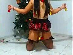 una esclava en navidad gets choked and bound while sucking