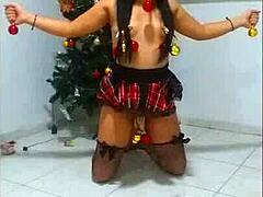 una esclava en navidad gets choked and bound while sucking
