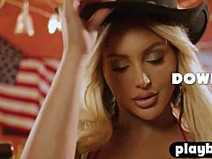 Kayley Gunner visar sin stora rumpa under posering