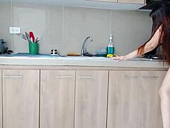 Linda falda de la sirvienta en la cocina