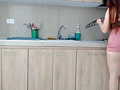 Linda falda de la sirvienta en la cocina
