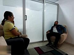 llego a un trato con la directora del colegio de mi hijastro, ayudándola con una rica cojida en doggystyle y quitándole las ganas de verga con mi big black cock en misionero. es tan sensual con sus fishnets y botas mientras gime en orgasmo