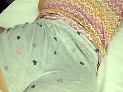 Mi prima se queda d0rmid4 en pose lista para la acci�n and i feel so horny watching her solo ass posing