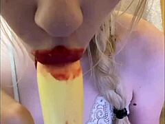 Elza Kom performs a very sweet and hot dance with pretty sexy moves