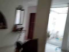 Oye jovencita hermanastra quieres que tu hermanastro de gran polla te folle y se corra en ti en este porno en español?