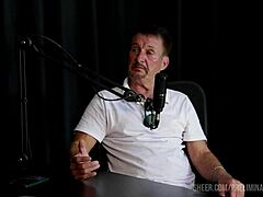 Carlos Urach shares top moments in preliminares podcast with Bia Hot and Pri Melancia, exploring swingers and domination in see-through lingerie.