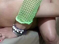 esposa disfrutando con desconocidos en glory hole