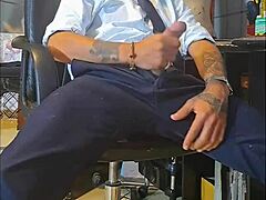 uma pausa no trabalho pra bater uma punheta rapidinha 😏