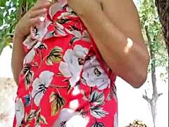 loira gostosa exibindo fora de casa with mature hairy milf tits in natural outdoor masturbation