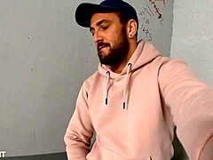 Mathieu Ferhati Se Tape Une Queue Dans Un Parking!