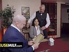 Freeuse Milf - Dögös Üzletasszonyt Megfúrja a Pincér az Asztalon