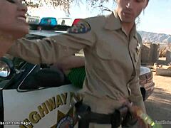 Hamis seriff uralja a letartóztatott diákokat vad kinti BDSM-ben!