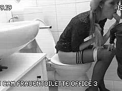 Melly filmata di nascosto nel bagno dell'ufficio da un collega