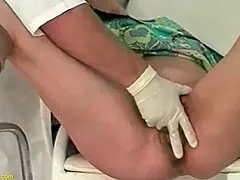 Grand-mère moche se prend un traitement rude par son doc sauvage