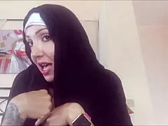 Zatvorena monahinja izgleda umorna od čednosti