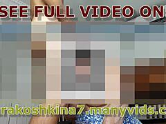 Milf embarazada Niurakoshkina follada duro en la cocina por su hijo... ¡joder, ni cocinar puedo!