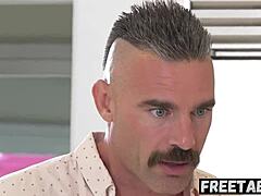 Hän nappaa äitipuolen Sheena Ryderin poikaystävä Jaye Summersin kanssa villissä kolmisessa.