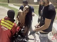 لاتينية 18+ ساخنة تركب الدراجة النارية في العلن