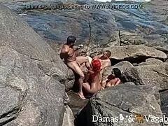 ねえ、Myllena RiosとLeo Ogroのビーチ乱交見てみる？めちゃくちゃワイルドだよ！