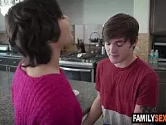 Poikapuoli hoitaa äitiä ja siskoa isän ollessa vankilassa. Pitää ne tyytyväisinä öisin.