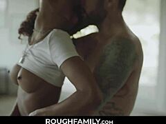 וואו, אבא חורג שלי דופק את סקרליט סקנדל כל כך חזק עכשיו!