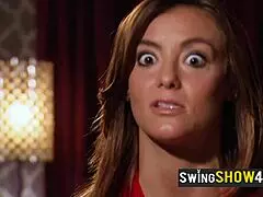 Se de her fantastiske swinger-damer få hede massager før vild orgie!