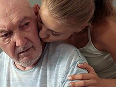 Laiha teini työstää vanhan miehen kyrpää kovaa rajun panemisen jälkeen