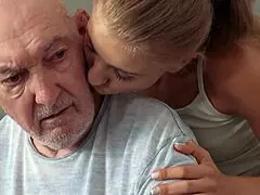 Jeune maigre s’acharne sur la bite d’un vieux après une baise brutale.