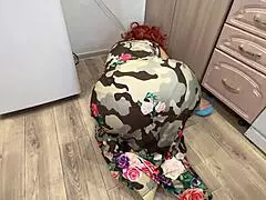 Madrastra mueve su culazo, deseando un anal intenso con su hijastro.