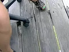 Ekshibicjonistka żona Heather Silk błyska wygoloną cipką na przystanku dla podglądaczy.