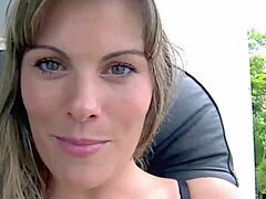 Soția exhibiționistă Heather Silk își arată pizda rasă la stația de autobuz pentru un voyeur.