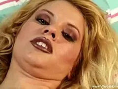 Housewife retrô curte buceta peluda com brinquedo