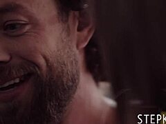 Teini huutaa, kun isäpuoli hakkaa tiukkaa reikää