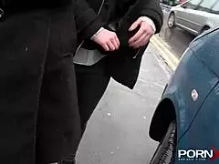 Smal europeisk 18+ river kläder och pissar offentligt