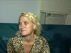 Hey, kannst du glauben, dass Omas Arsch vom Freund der Enkelin in wildem Dreier geknallt wurde?