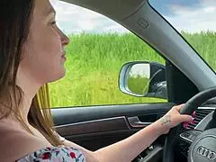 Okay, ich spreiz die Beine! Junge Stiefmutter bläst Stiefsohn im Auto!