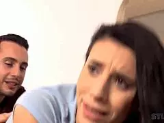 Tá rumunská bruneta milf je úplne závislá na telefóne a divokých sexoch! 📱🔥