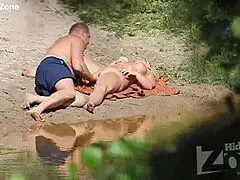 Ei, peguei voyeur dedilhando praia nudista, tão sorrateiro! 🕵️‍♂️