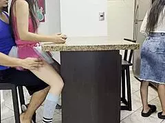 mi tio me coge frente a mi mama