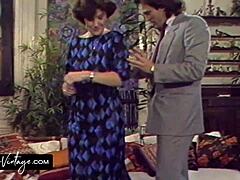 Retro brunetka pochylona do dzikiego na pieska w domu, wow!