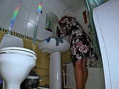 스텝맘이 큰 엉덩이 보여주고 몰래 항문 플레이 위해 무릎 꿇어