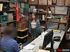 Охранник в торговом центре трахает пышную подростка 18+, пойманную на воровстве, ха-ха! 😜