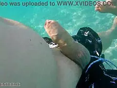 Moglie kinky fa footjob sott'acqua in spiaggia pubblica