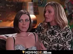 Тийн Jenna Sativa хваната в гореща среща с мащеха и дъщеря ескорт