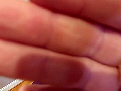 ¡Madrastra seduce a su hijastro para un sexo salvaje mientras el padrastro mira y comenta cada movimiento!