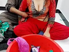 Ik help stiefzus kleren wassen voor geile anale neuk